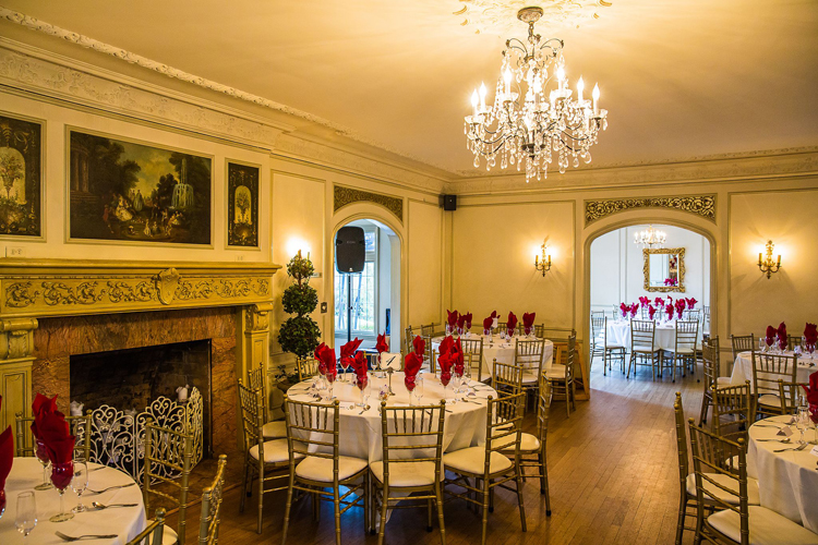 Elegant wedding scene at Villa de la Florentina highlighting the venue’s charming architecture and romantic atmosphere.