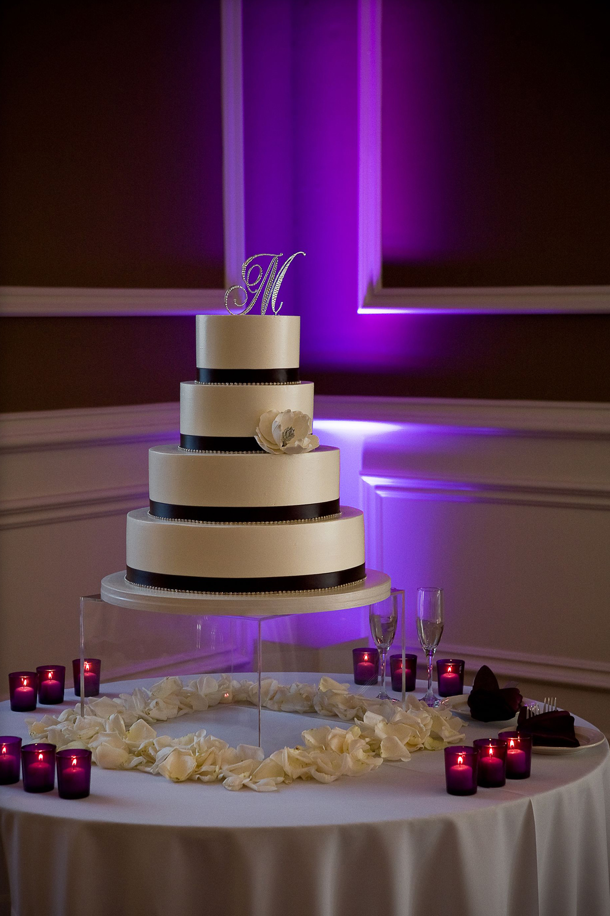 Wedding cake detail at Arden Hills Resort Club & Spa showcasing classic design and reception decor.